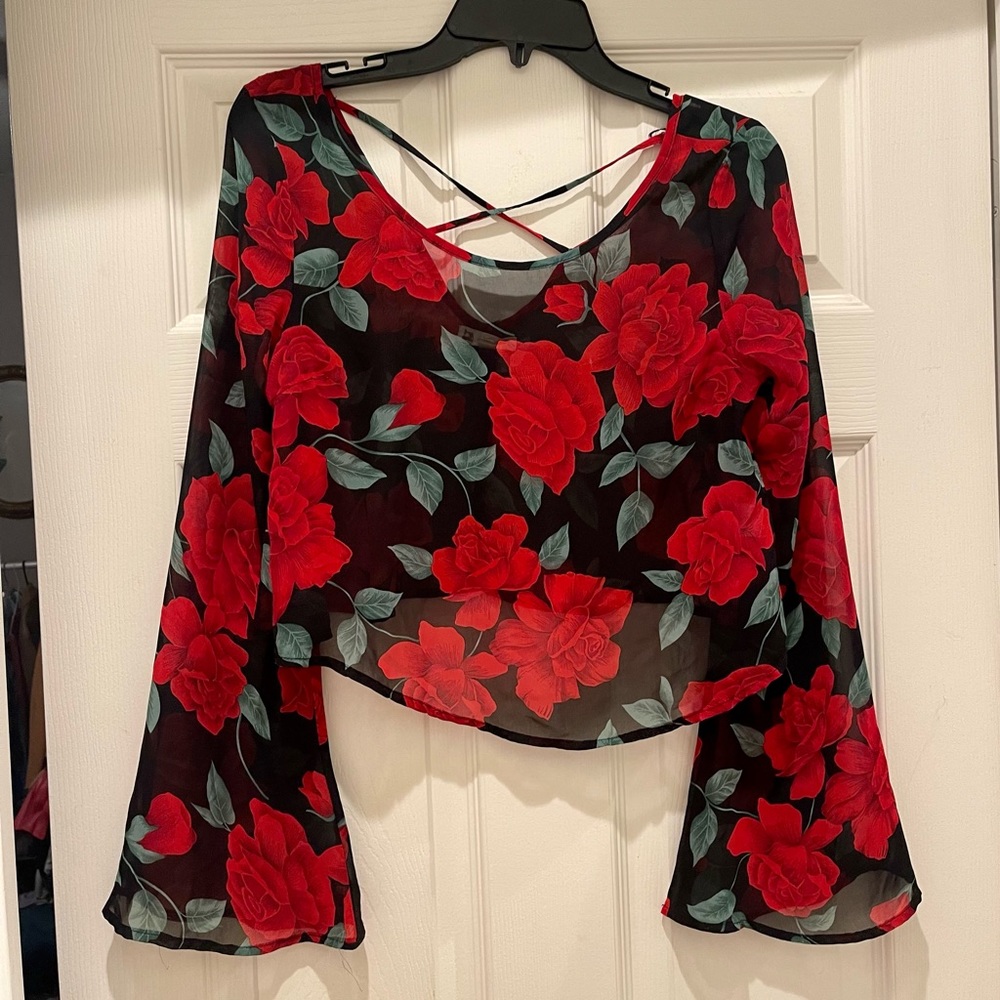 Bell sleeve rose top🌹